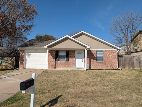 Photo of 10124 Lone Eagle Drive, Fort Worth, TX 76108 (MLS # 21204313)