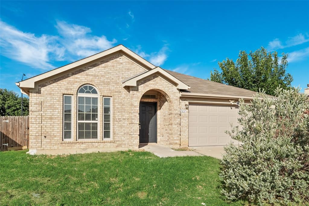 Photo of 7437 Diamond Springs Trail, Fort Worth, TX 76123 (MLS # 21273226)