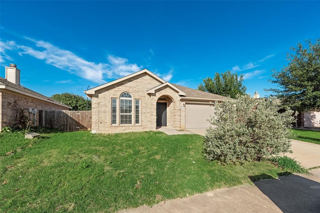 Photo of 7437 Diamond Springs Trail, Fort Worth, TX 76123 (MLS # 21273226)