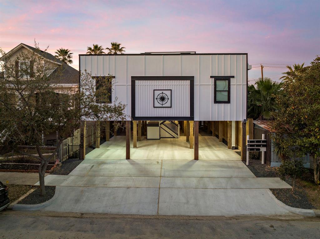 808 Sealy Avenue