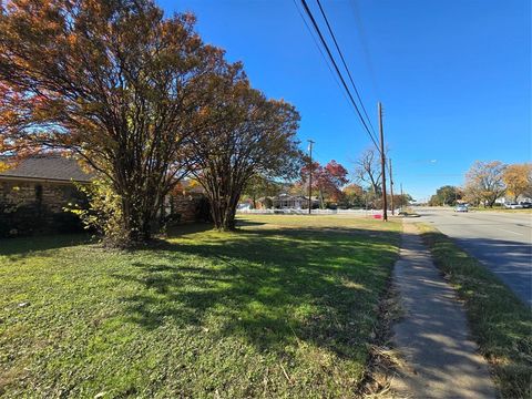 Photo of 222 W Shady Grove Road W #222 East unit, Irving, TX 75060 (MLS # 21132709)