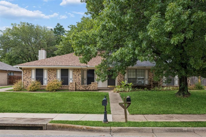 Photo 1 of 34 — 118 E Denton Drive, Euless, TX 76039