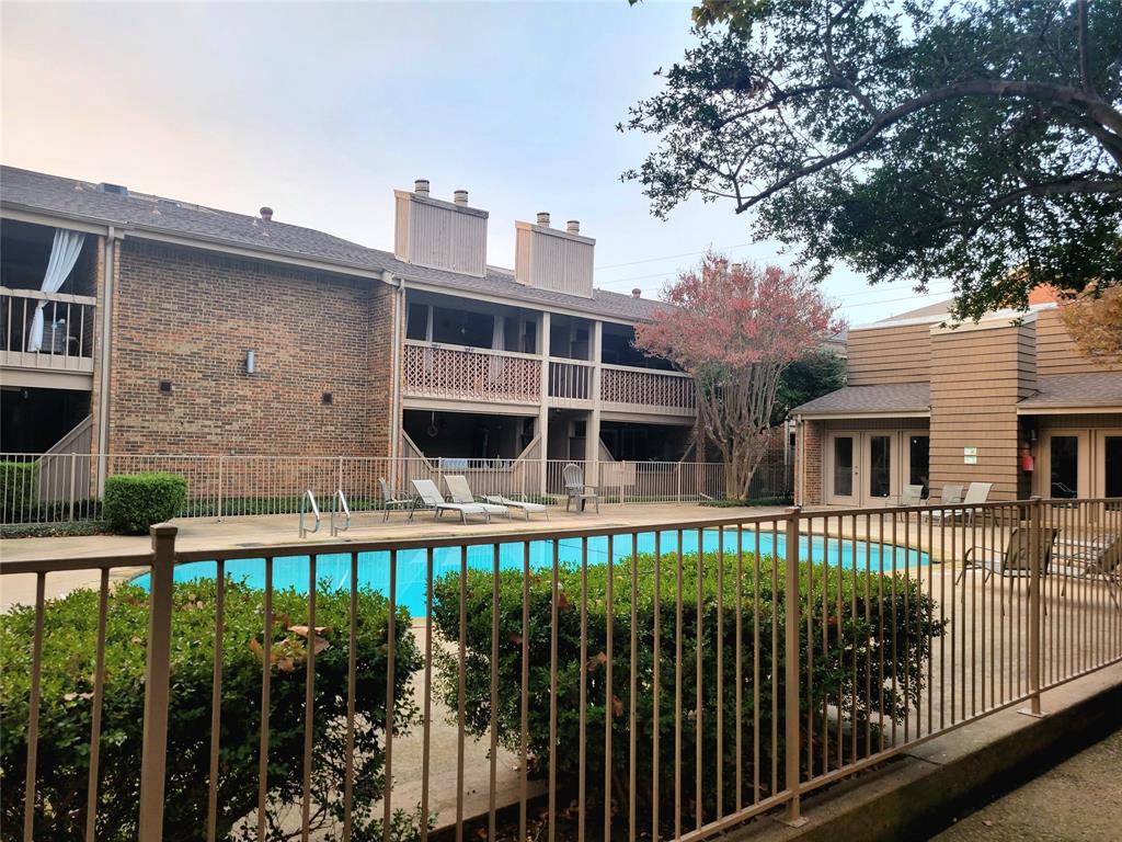 Arrangement Condo - Residential