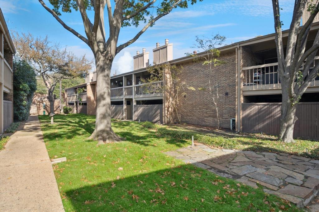 Arrangement Condo - Residential