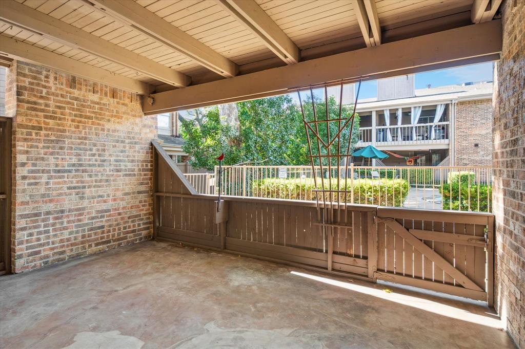 Arrangement Condo - Residential