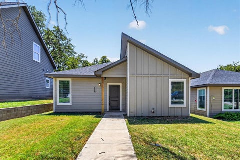 Photo of 610 E Texas Street, Denison, TX 75021 (MLS # 21363247)