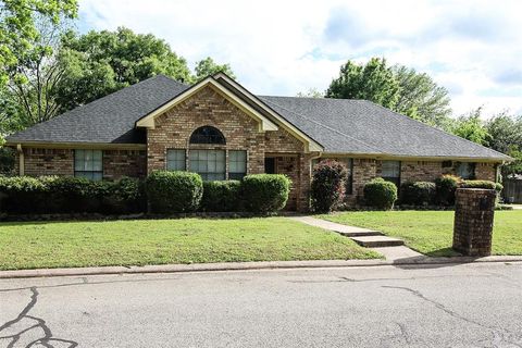 Photo of 812 Mockingbird Street, Bonham, TX 75418 (MLS # 21244085)