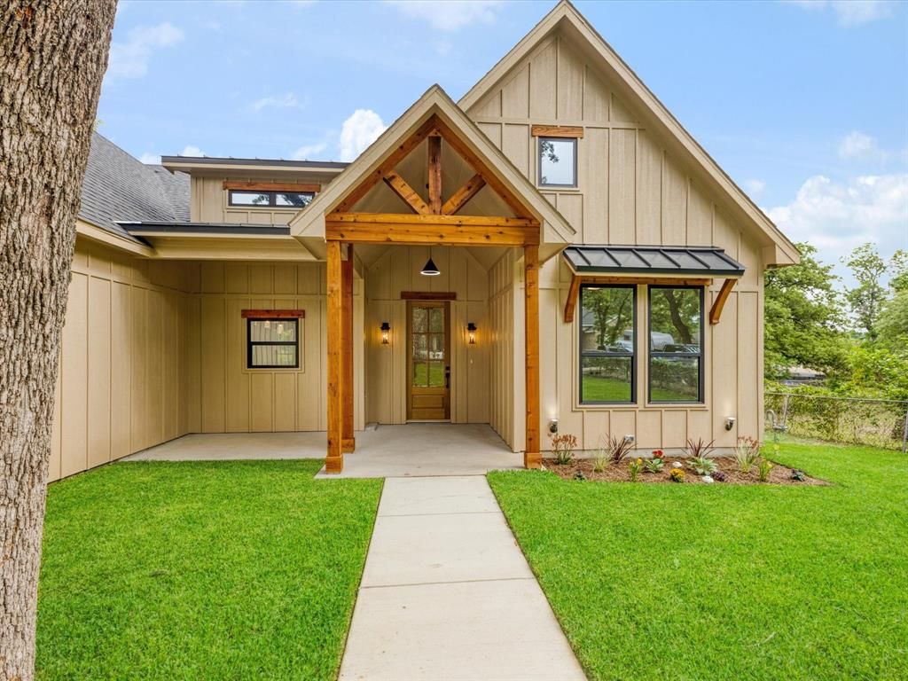 Photo of 314 W Mistletoe Drive, Kennedale, TX 76060 (MLS # 21251329)