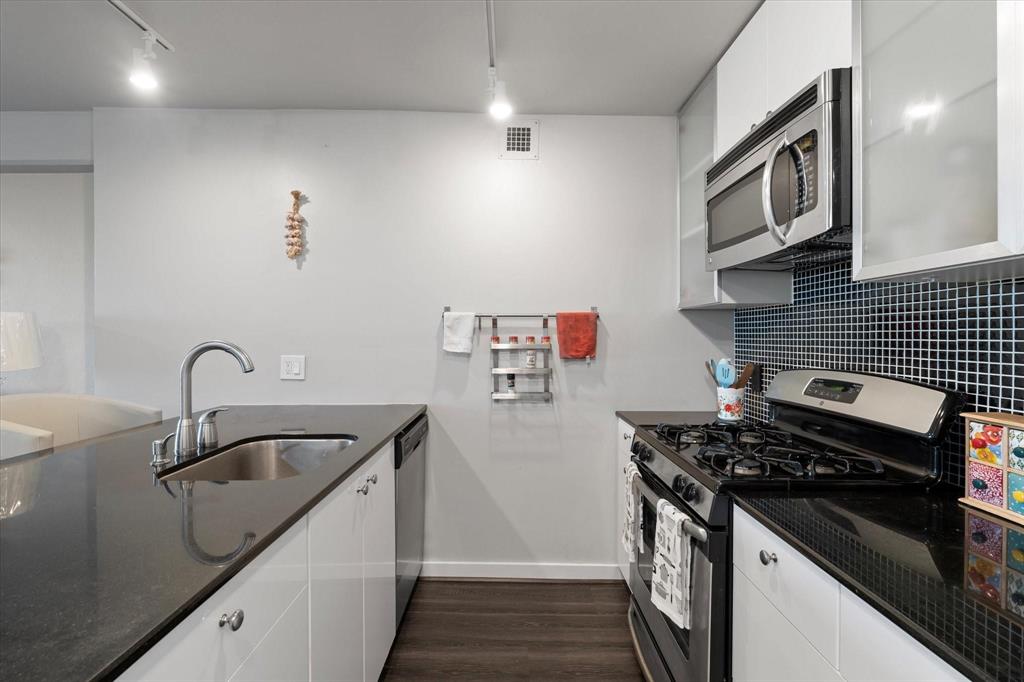 Twenty-One Turtle Crk Bldg A - Residential Lease