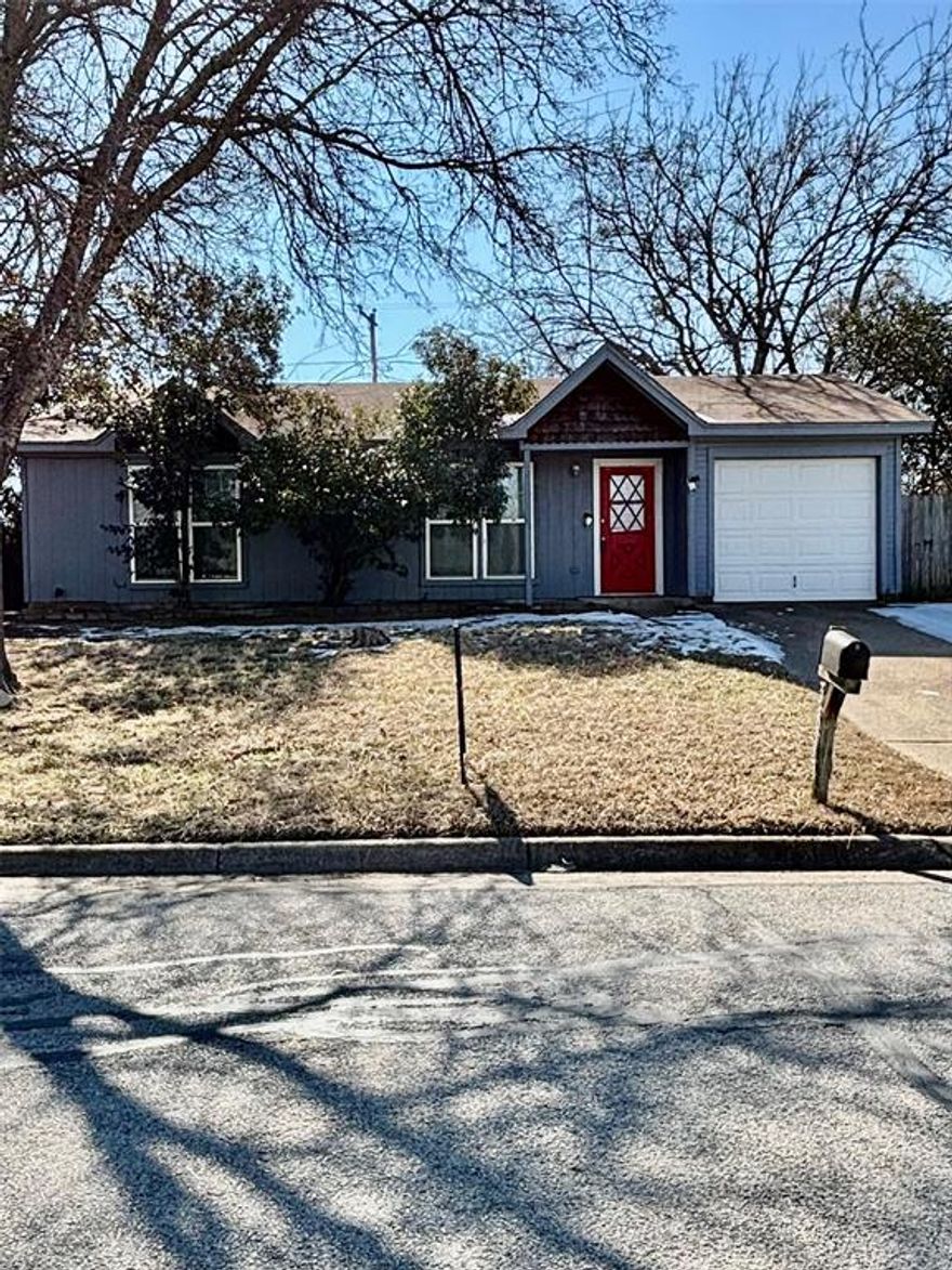 Great location, close to schools and I-20. 3 bedrooms, 2 baths plus a bonus room that could be an office. One car garage and huge backyard. Laminate flooring, granite counters in kitchen.