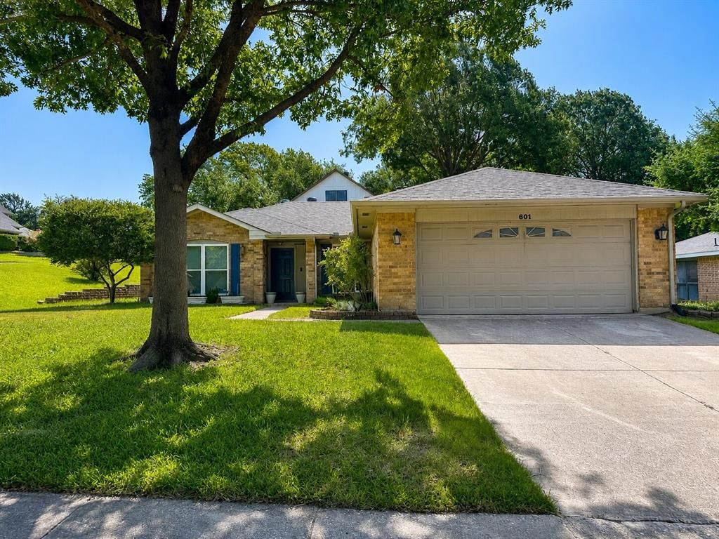 Photo of 601 Ascot Drive, Euless, TX 76040 (MLS # 21320771)