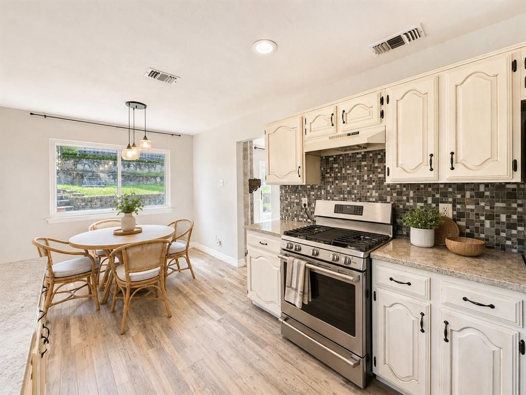 Photo of 601 Ascot Drive, Euless, TX 76040 (MLS # 21320771)