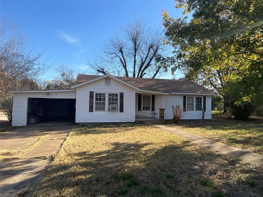 Adorable 3 bed 1 bath home on a dead end street in Cute Clifton Texas.  This home feels could feel like your happy place !  A little paint to fit your taste , and you will have the most adorable comfortable home.   Large kitchen with gas appliance opens up to a very spacious living room.   3 bedroom and 1 bath makes it perfect for a starter home or a rental.   Sit out and sip Tea or coffee from front porch.  To the right side of the home you will find a extra large piece of property you could add a work shop, park a trailer , camper or RV.   Fence off side yard and have a huge dog run, or kiddos play area. Or Use the extra yard space to the right to add on to the home.   Peaceful sitting of Clifton Texas on the end of the street with not alot of thru traffic.   Come bring your TLC and make this house yours today !  Affordable Price, Easy Show !   Call your favorite realtor today!
