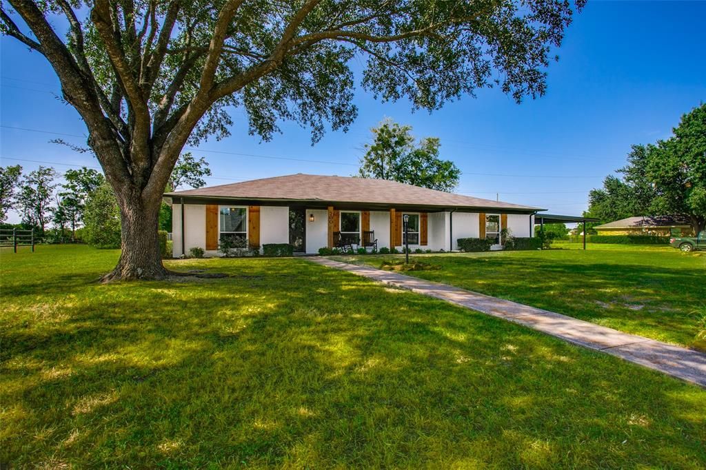 Photo of 200 Sunview Street, Sunnyvale, TX 75182 (MLS # 20394941)