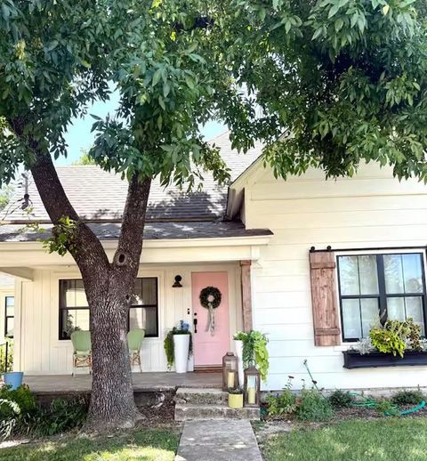 Photo of 608 N Belknap Avenue, Stephenville, TX 76401 (MLS # 21197956)