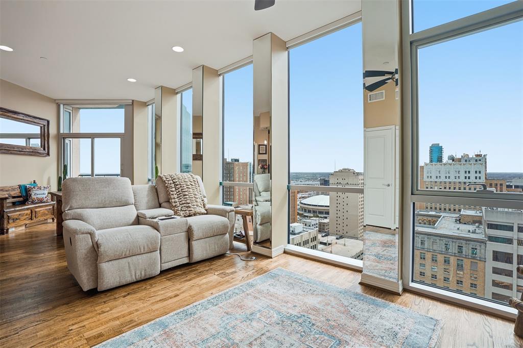 500 Throckmorton Street 2111