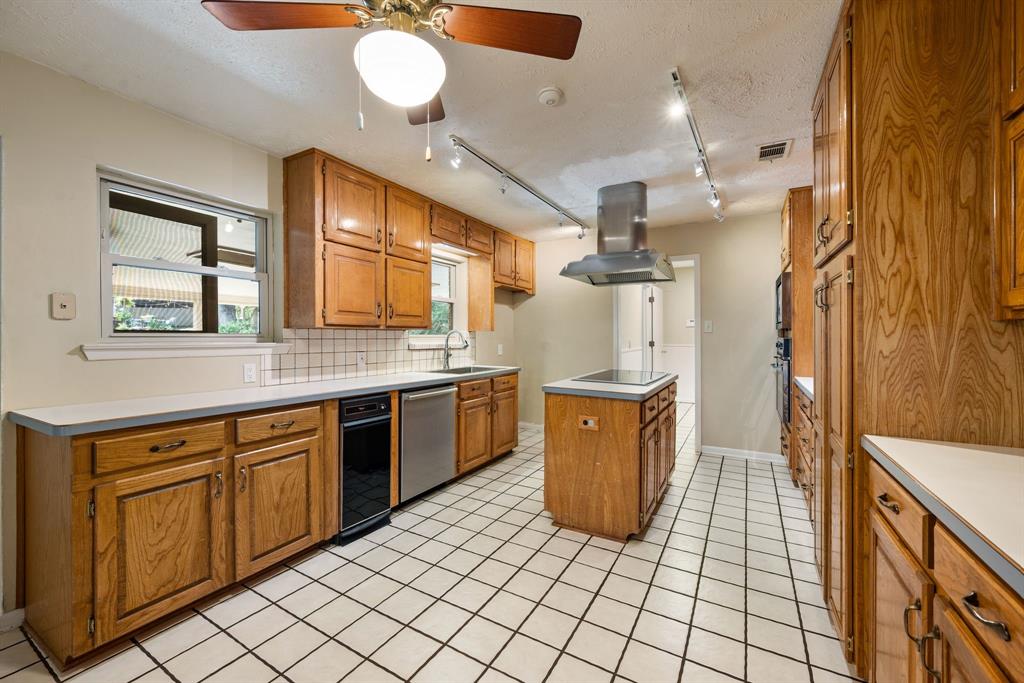 1406 Woodridge Circle