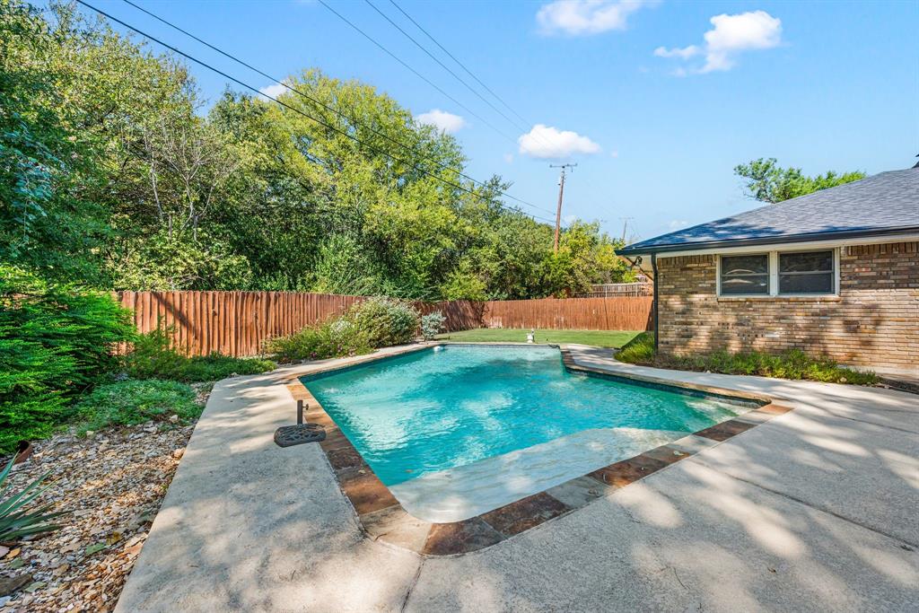 1406 Woodridge Circle