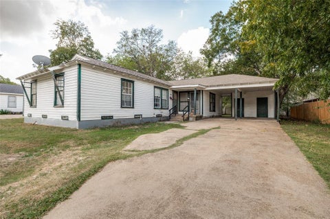 Photo of 215 22nd Street, Grand Prairie, TX 75050 (MLS # 21423595)