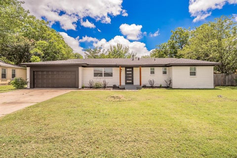 Photo of 828 Glenda Drive, Bedford, TX 76022 (MLS # 21294297)