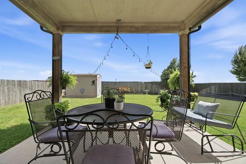 Photo of 10805 Ambling Trail, Fort Worth, TX 76108 (MLS # 21304006)