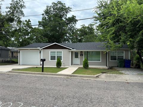 Photo of 104 W South Street, Whitesboro, TX 76273 (MLS # 20987874)