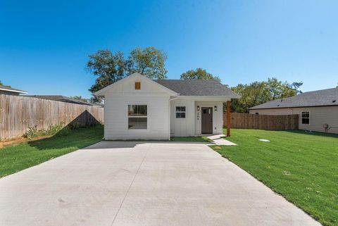 Photo of 202 Pine Street, Bonham, TX 75418 (MLS # 21237443)