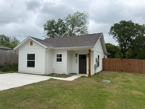Photo of 202 Pine Street, Bonham, TX 75418 (MLS # 21237443)