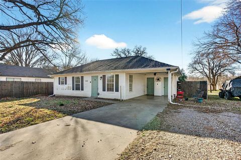 Photo of 1001 S 4th Street, Bonham, TX 75418 (MLS # 21153848)