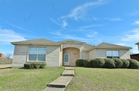 Photo of 300 Rosewood Lane, Cedar Hill, TX 75104 (MLS # 21275737)