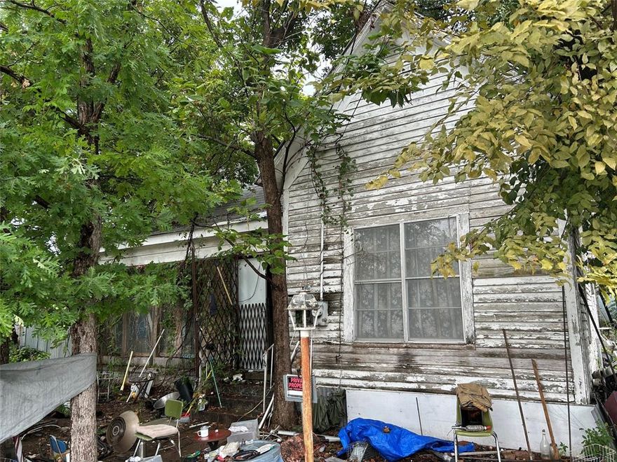 Investor opportunity in a high-potential area of Waco! Located just minutes from downtown, Cameron Park, Magnolia Market, Baylor University, and the Brazos River, this property offers convenient access to some of Waco’s most popular amenities and attractions.With quick access to major highways and an average commute time under 20 minutes, the location is ideal for future residents or tenants. This home is being sold as-is and will require a full rehab. The surrounding area has seen significant investment and redevelopment, making this a great opportunity for value-add renovation. Nearby attractions include Cameron Park Zoo, Waco’s Riverwalk, Rapoport Academy, and the Dr Pepper Museum, among others. Schools, grocery stores, medical centers, and public green spaces are all easily accessible.

This property may be suitable for residential or commercial use. Buyers are advised to verify zoning regulations with McLennan County.