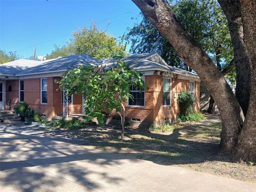 50% OFF 1st MONTHS RENT
Duplex Near Fort Worth Ave. and North Westmorland Road Featuring: 2 Bedrooms, 1 Full Bathroom, 1 Car Manual Detached Garage or Can be used for Storage, Full Size Washer and (Electric) Dryer Connection, Gas Stove, Refrigerator, Window AC Unit, Gas Wall Heater, Gas Water Heater and Hardwood Floors.

This property is eligible for deposit alternative coverage in lieu of a security deposit.