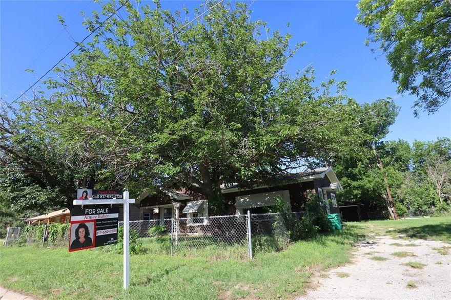 Great investment opportunity! 3 bedroom 2 bath home with a large outbuilding. Has good bones. The house is ready for someone to come in and put in their finishing touches. Buyer to verify all information.