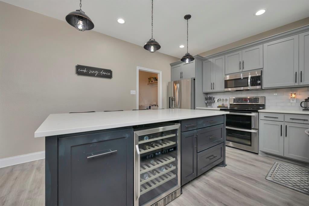 102 Lakeway Lane