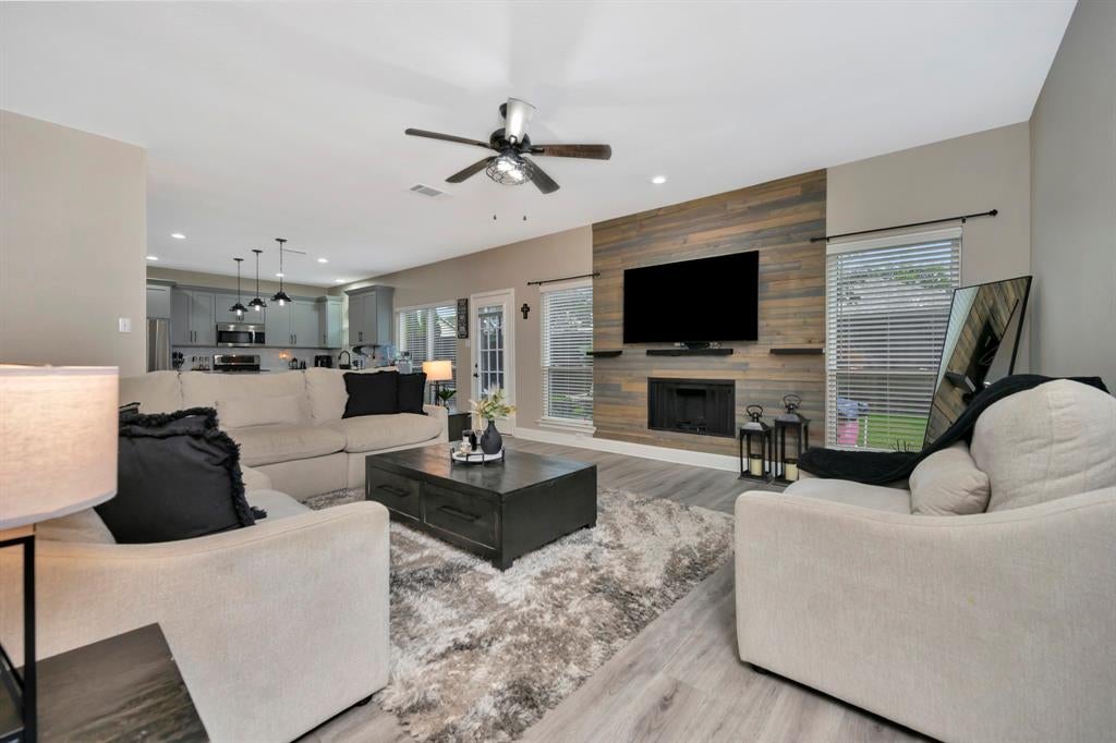 102 Lakeway Lane
