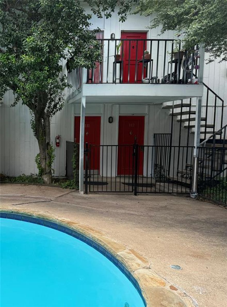 Welcome to your new home! This highly sought after pet friendly area offers a bright 1bed 1 bath unit which is very cozy, overlooks the pool, and has been updated. Step into your very spacious living room with high ceilings throughout. Kitchen appliances include electric stove, microwave, refrigerator and dishwasher. There are 2 separate balconies for you to enjoy! This property is very conveniently located very close to Uptown, Downtown, and lots of entertainment in this vibrant community. You will love the ease of access to major highways, and conveniently located just a couple of miles from several hospitals. Come check out your new, lovely home!