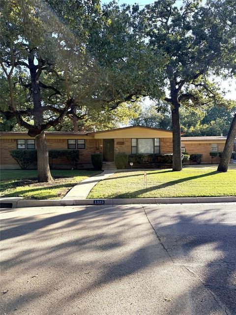 Photo of 1325 Redbud Drive, Arlington, TX 76012 (MLS # 21093118)