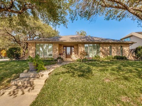 Photo of 100 Hillview Court, Hurst, TX 76054 (MLS # 21101639)