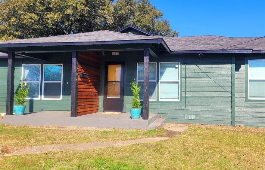 Come take a look at this Beautifull Duplex unit conveniently located within walking distance to the beautiful downtown Commerce shops Stores and Restaurants and really close to East Texas A&M University. This Property is on the Corner of Washington and Live oak st. this duplex offers 2 Great size Bedrooms 1 spacious Bathroom.
Walk in Master Closet and Laundry in unit. Beautiful Quartz countertops and Spacious Kitchen. Unit has Fridge and Stackable washer Dryer. 
Please call for Showings this unit is currently occupied. Move in ready Feb 15.