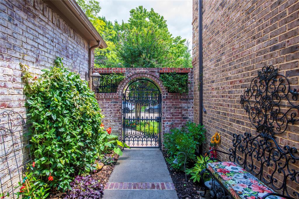 33 Glistening Pond Drive