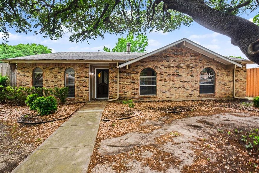 Charming 3 bed, 2 bath, 1,425 sq ft home in Plano! Open kitchen concept with updated counters. Primary suite with ensuite bath. Spacious backyard, great for gatherings!