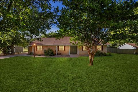 Photo of 103 Cedar Drive, Oak Leaf, TX 75154 (MLS # 21294986)