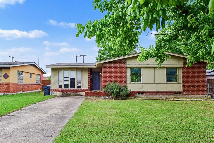 This three-bedroom, 1.5-bathroom home is located in the Cloverdale neighborhood and offers significant potential for those looking to invest or create a custom space.
The interior features a traditional floor plan with a separate living area, providing a classic layout that maximizes privacy. The kitchen is equipped with white appliances and durable laminate countertops, serving as a functional heart of the home. Outside, the property includes a fully fenced-in backyard, offering a private and secure area for outdoor activities.
Schedule your private showing today!