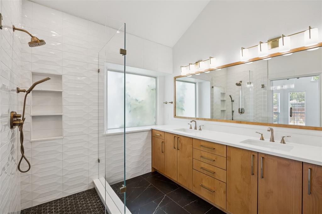 1537 Hickory Trail