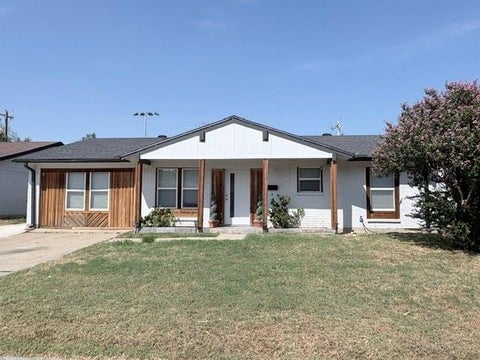 Photo of 701 Sweetbriar DR, Lewisville, TX 75067 (MLS # 21394437)