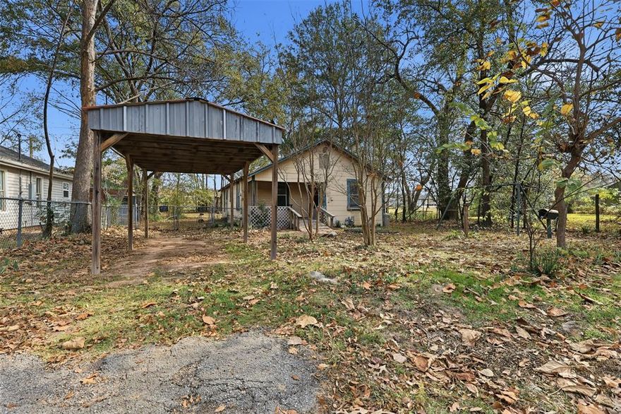 OPPORTUNITIES ARE AWAITING YOU IN LINDALE! This is a great fixer upper! This house is conveniently located near Lindale downtown, TJC North, restaurants and entertainment, shopping and the fantastic Darden Harvest Park. A potential opportunity for investors or anyone in the remodeling business, the possibilities are endless in the HIGHLY acclaimed Lindale ISD for its strong academic performance. This property is just waiting for some tender loving care from you to turn it into a move in ready home. Call to schedule a showing today!!!
