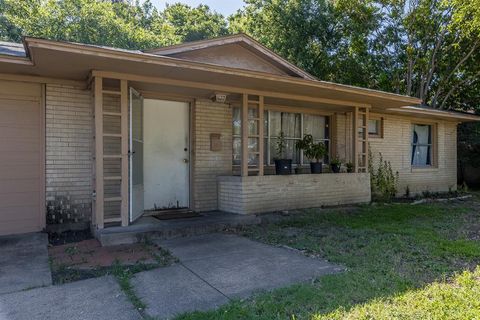 1913 Terry Drive Grand Prairie TX 75051