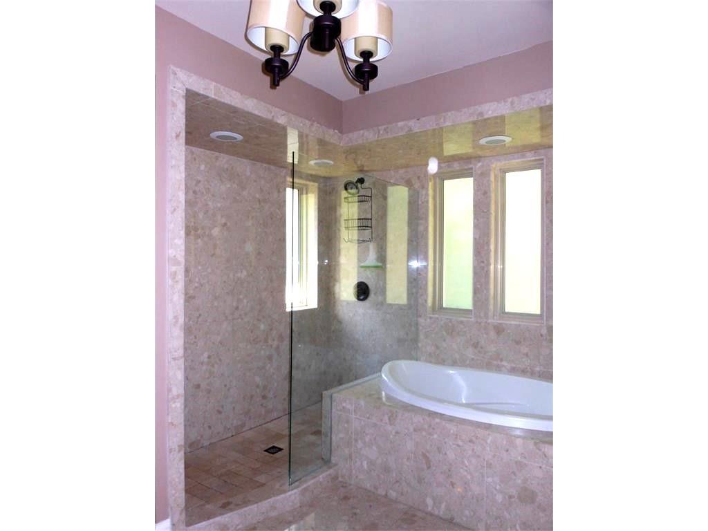 Grapevine, Texas 76051, United States, 4 Bedrooms Bedrooms, ,3 BathroomsBathrooms,Residential,Pending,15947