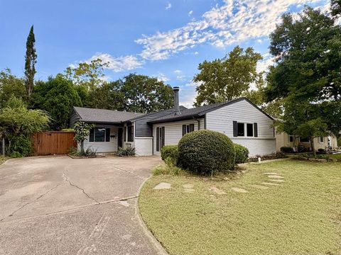 Photo of 1400 Meadowcrest Drive, Plano, TX 75075 (MLS # 21090801)