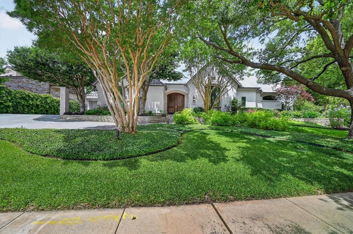 Photo 1 of 25 — 14819 Bellbrook Drive, Addison, TX 75254